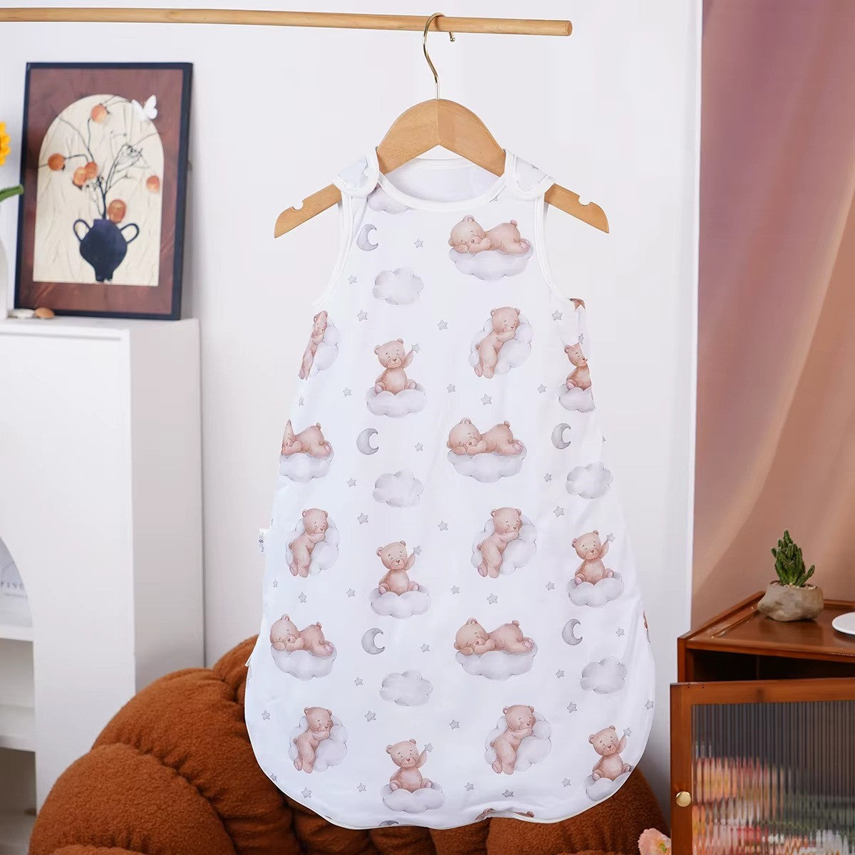 Gigoteuse bébé blanche avec motif oursons beiges sur nuages, lune et étoiles