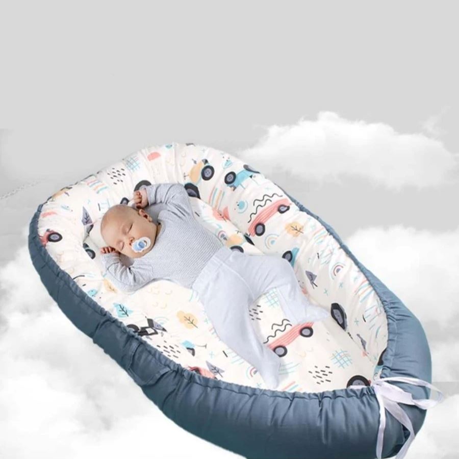 Réducteur de lit Bébé -Voiture Bleue offrer position naturelle grâce à son matelas ferme