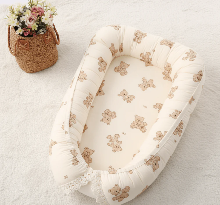 Réducteur de lit bébé blanc avec imprimé oursons beiges et dentelle