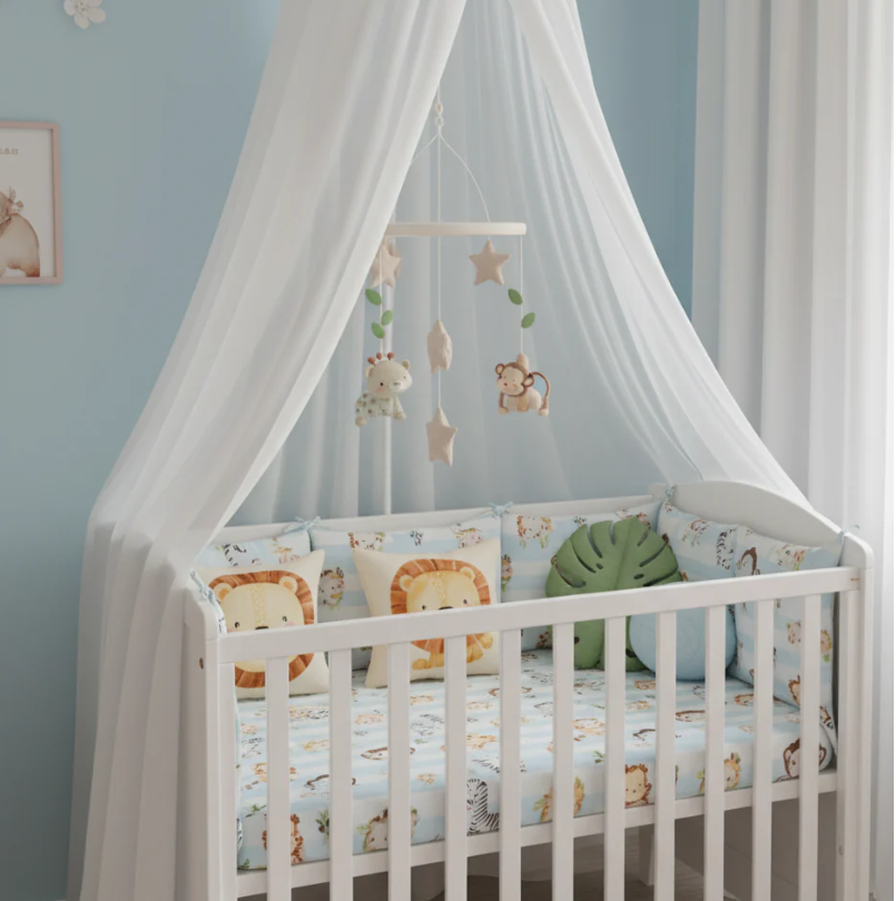 Lit de bébé blanc avec ciel de lit et literie à motifs animaux