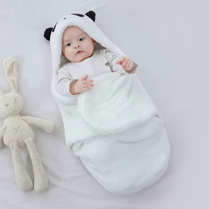 Bébé emmailloté dans sac de couchage panda blanc doux et sécurisé