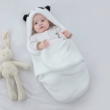 Bébé emmailloté dans sac de couchage panda blanc doux et sécurisé