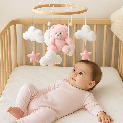 Bébé fasciné par mobile bébé avec ours rose, nuages et étoiles 