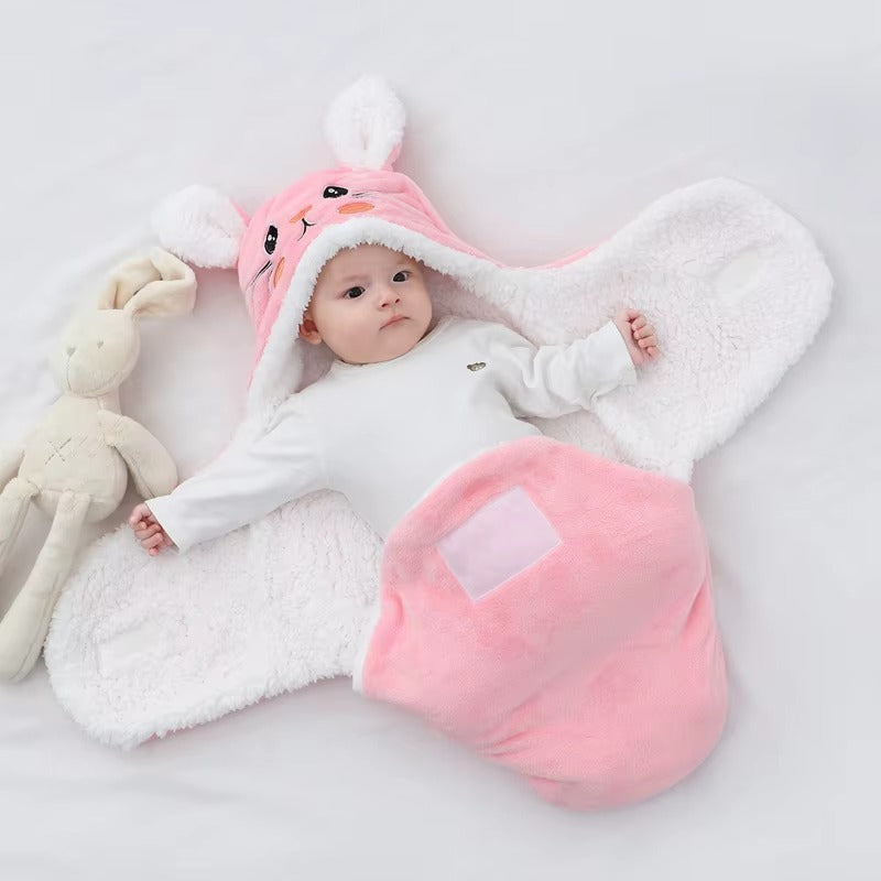 Bébé utilisant sac de couchage lapin rose moelleux avec doudou blanc