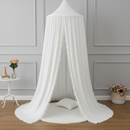 Ciel de lit Blanc Avec Pompons. Tente de jeu dans une chambre moderne.