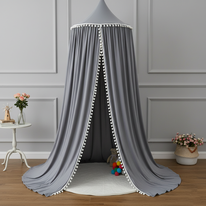 Ciel de lit Gris Avec Pompons. Cabane de lecture élégante pour enfants.