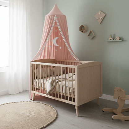 Ciel de lit Rose Avec Pompons. Décoration de berceau dans chambre bébé.