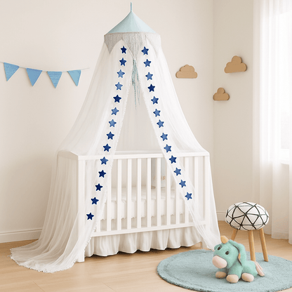 Ciel de lit blanc avec étoiles bleues au-dessus de lit bébé, décoration chambre nordique