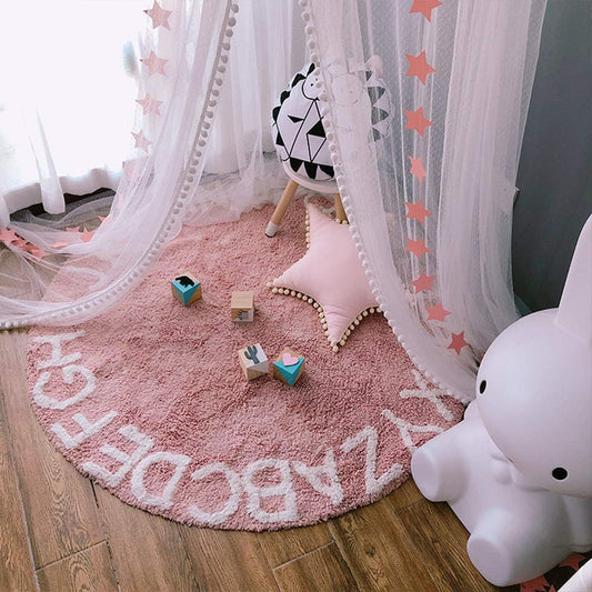 Ciel de lit blanc style nordique dans chambre bébé avec tapis Welcome