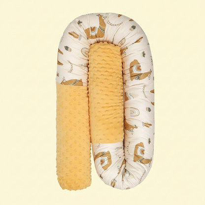 Coussin de lit bébé lama, fond jaune très clair