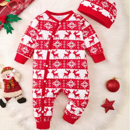 Ensemble pyjama et bonnet bébé Noël, motif rennes et flocons rouges.