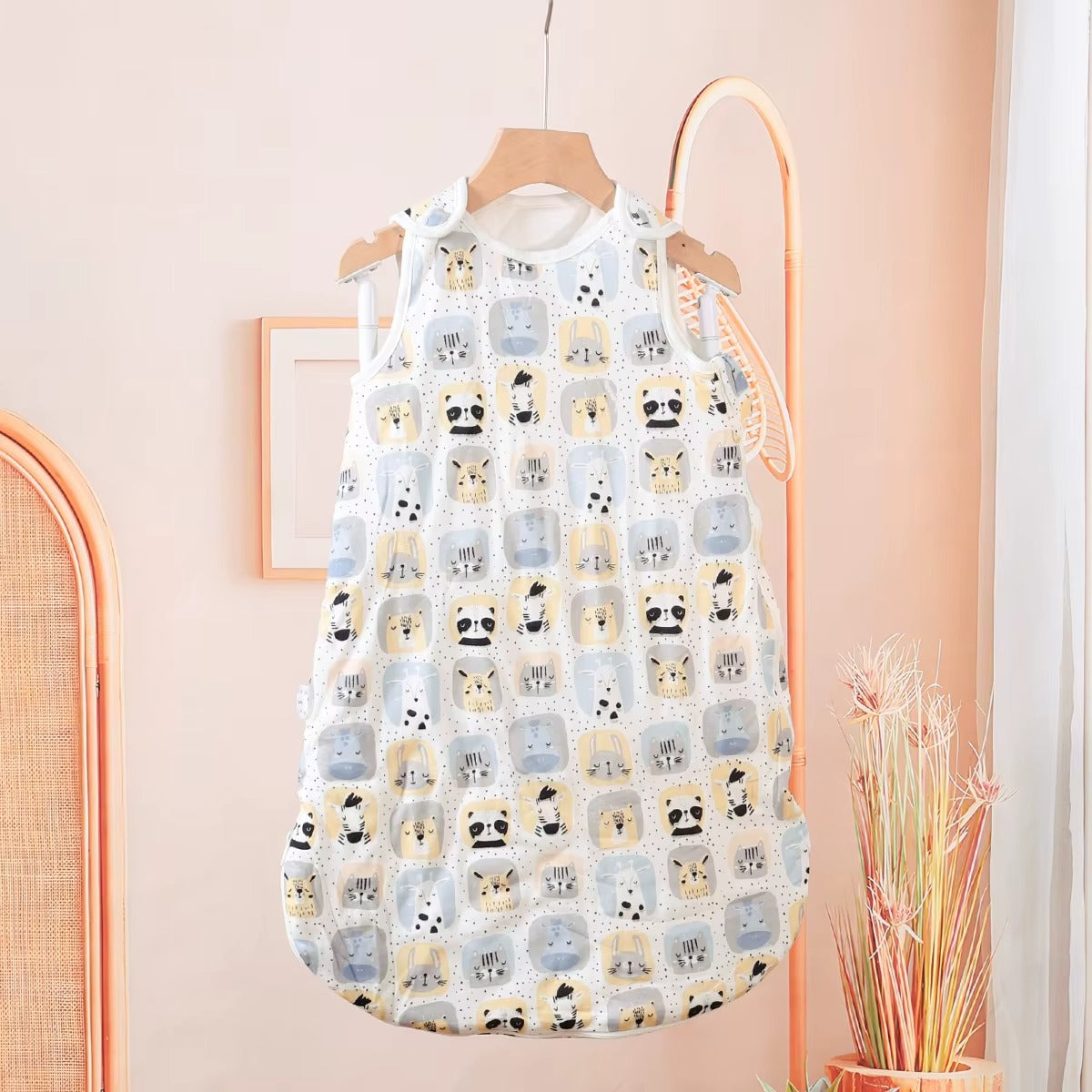 Gigoteuse bébé motif animaux pastel - pandas, lapins et chats sur fond blanc avec étoiles dorées