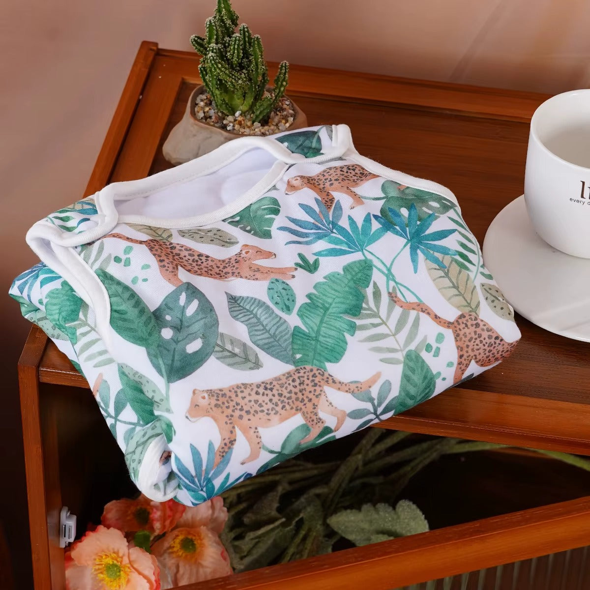 Gigoteuse bébé pliée imprimé léopards plantes tropicales vertes douces