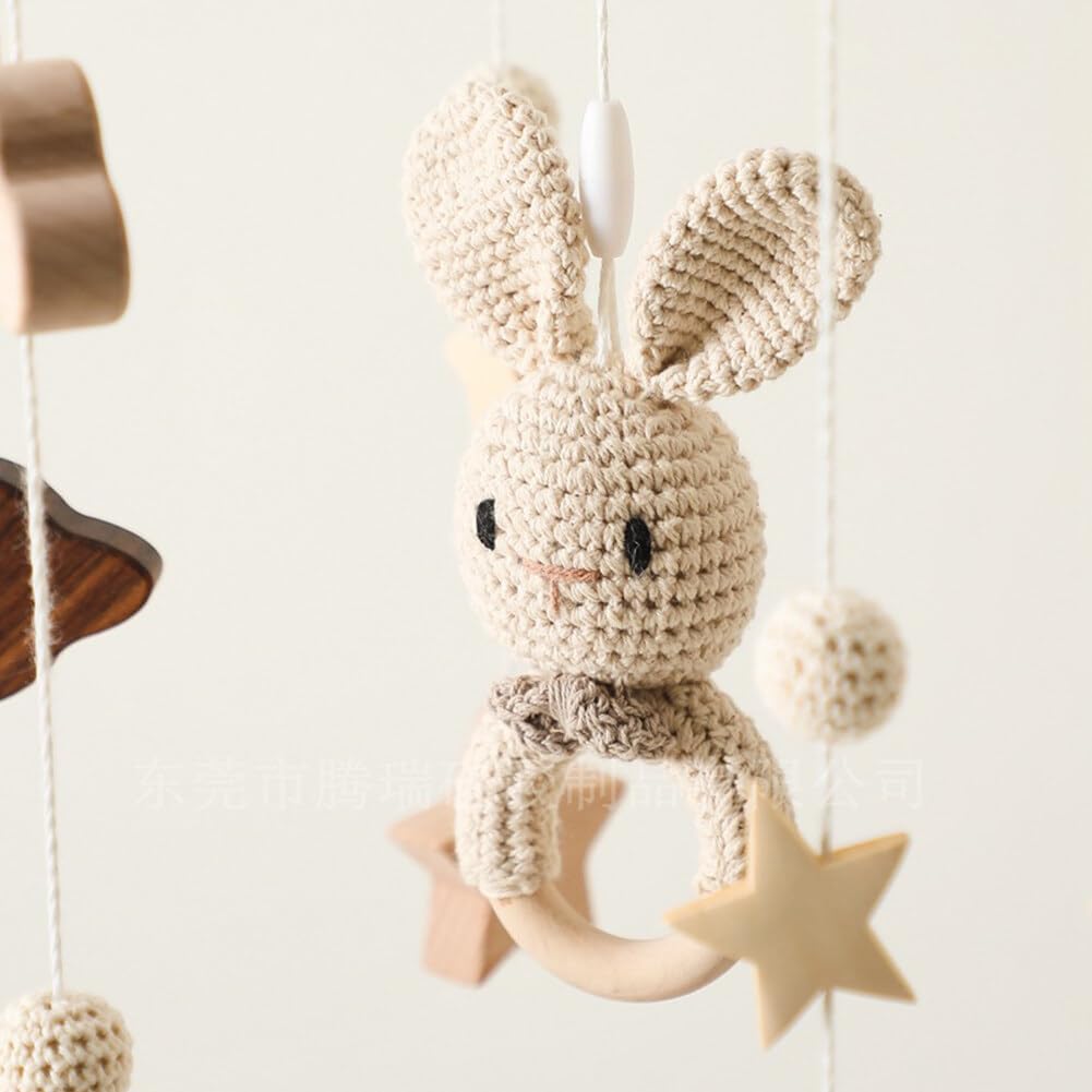 Gros plan lapin crochet artisanal mobile bébé avec étoile en bois