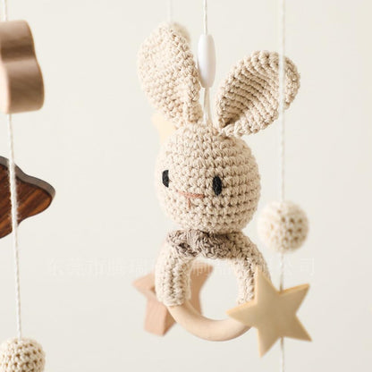 Gros plan lapin crochet artisanal mobile bébé avec étoile en bois