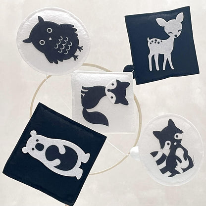 Mobile bébé Montessori noir et blanc avec animaux forêt en feutrine pour éveil visuel