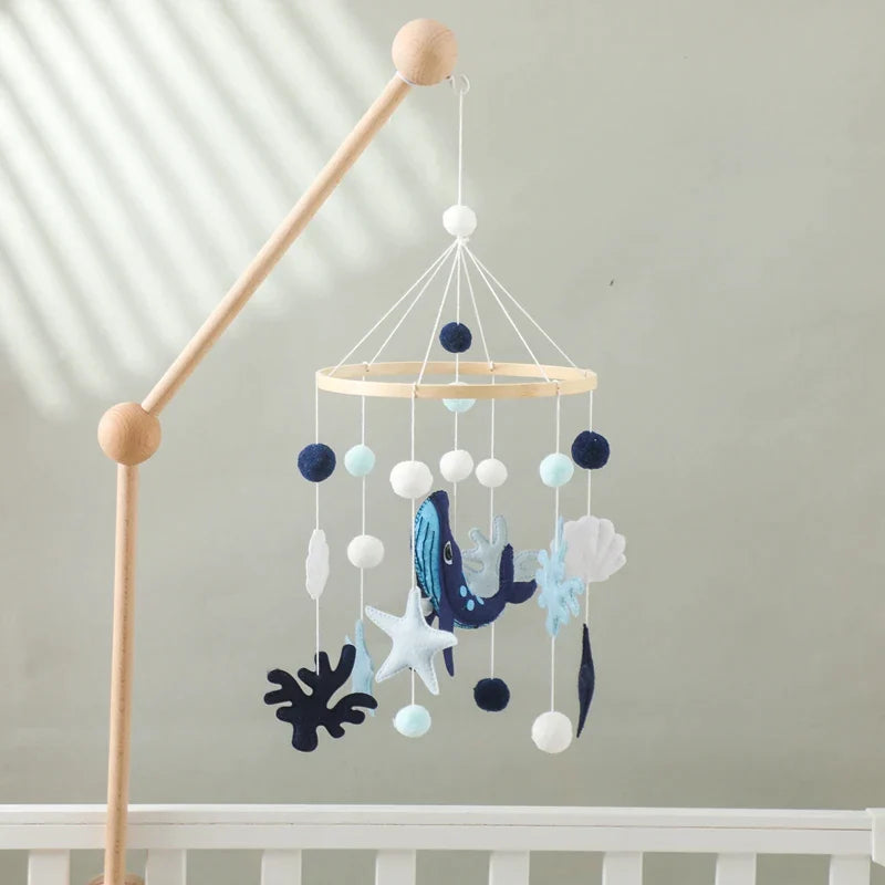 Mobile marin décoratif pour lit bébé avec figurines en feutrine