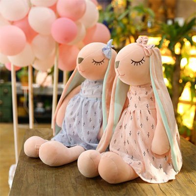 Peluche lapin doux en robe pastel, ami inséparable pour bébé.