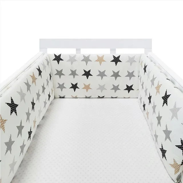 Tour de lit bébé blanc or
 style scandinave, motif étoiles nordiques, design minimaliste et tendance