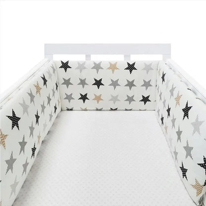 Tour de lit bébé blanc or
 style scandinave, motif étoiles nordiques, design minimaliste et tendance