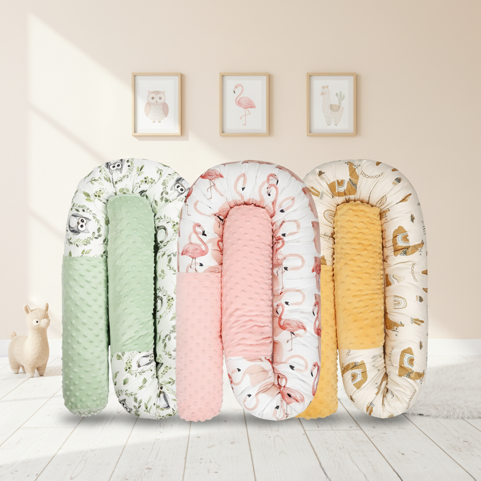 Trois coussins de lit bébé alignés, hibou, flamant, lama
