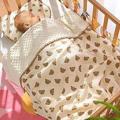 Bébé dormant paisiblement avec couverture bébé douce à motifs d'ours dorées 