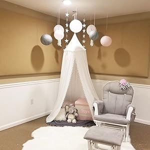 Ciel de lit pompons blanc ajouter touche elegance