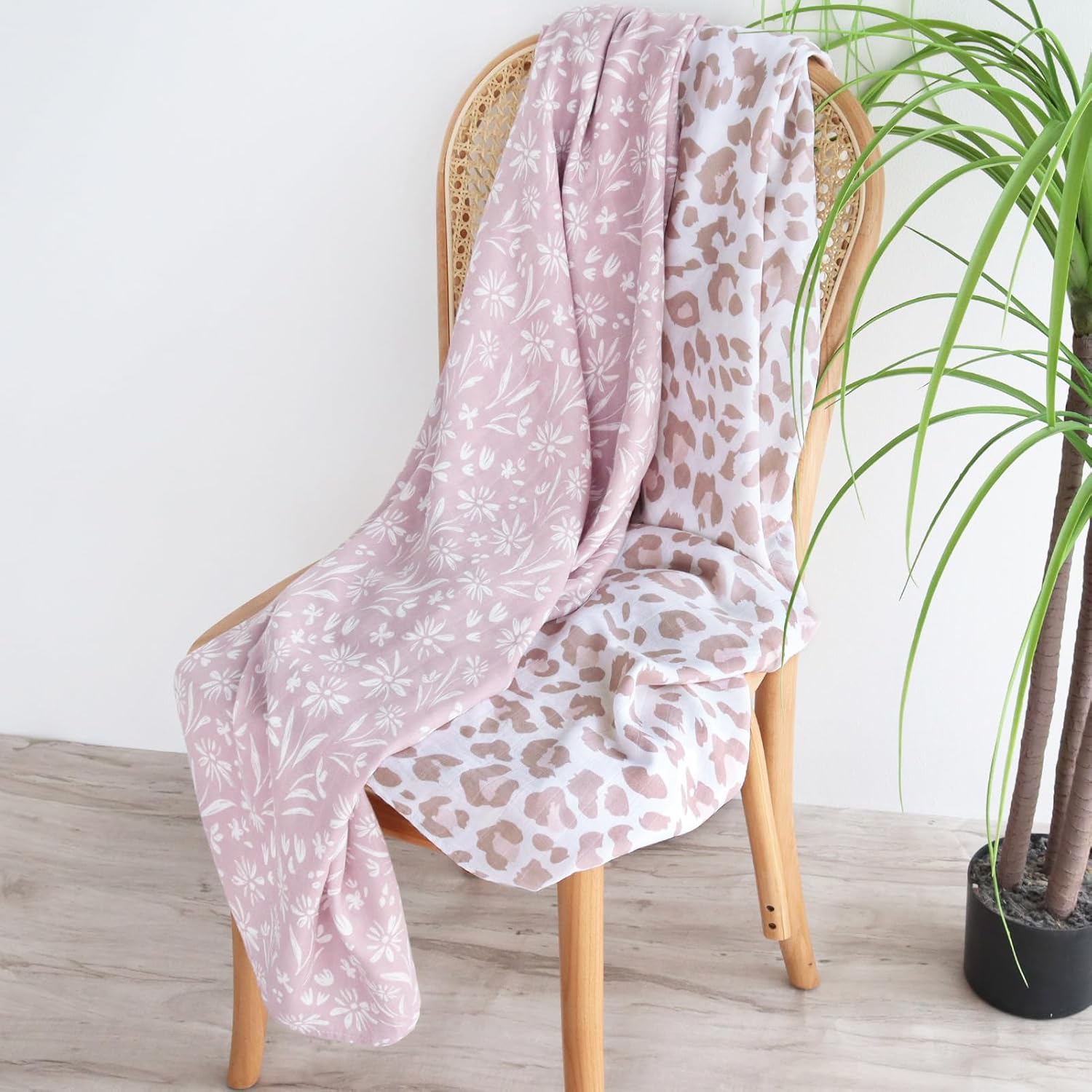 Couverture d'emmaillotage fleurie et léopard super douces sur chaise