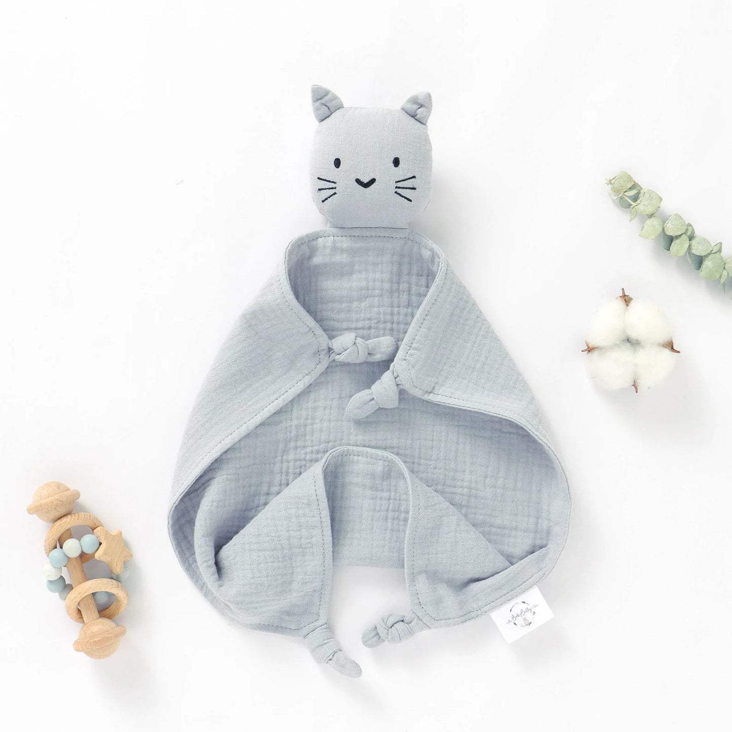Doudou chat bleu clair, hochet en bois, branche d'eucalyptus