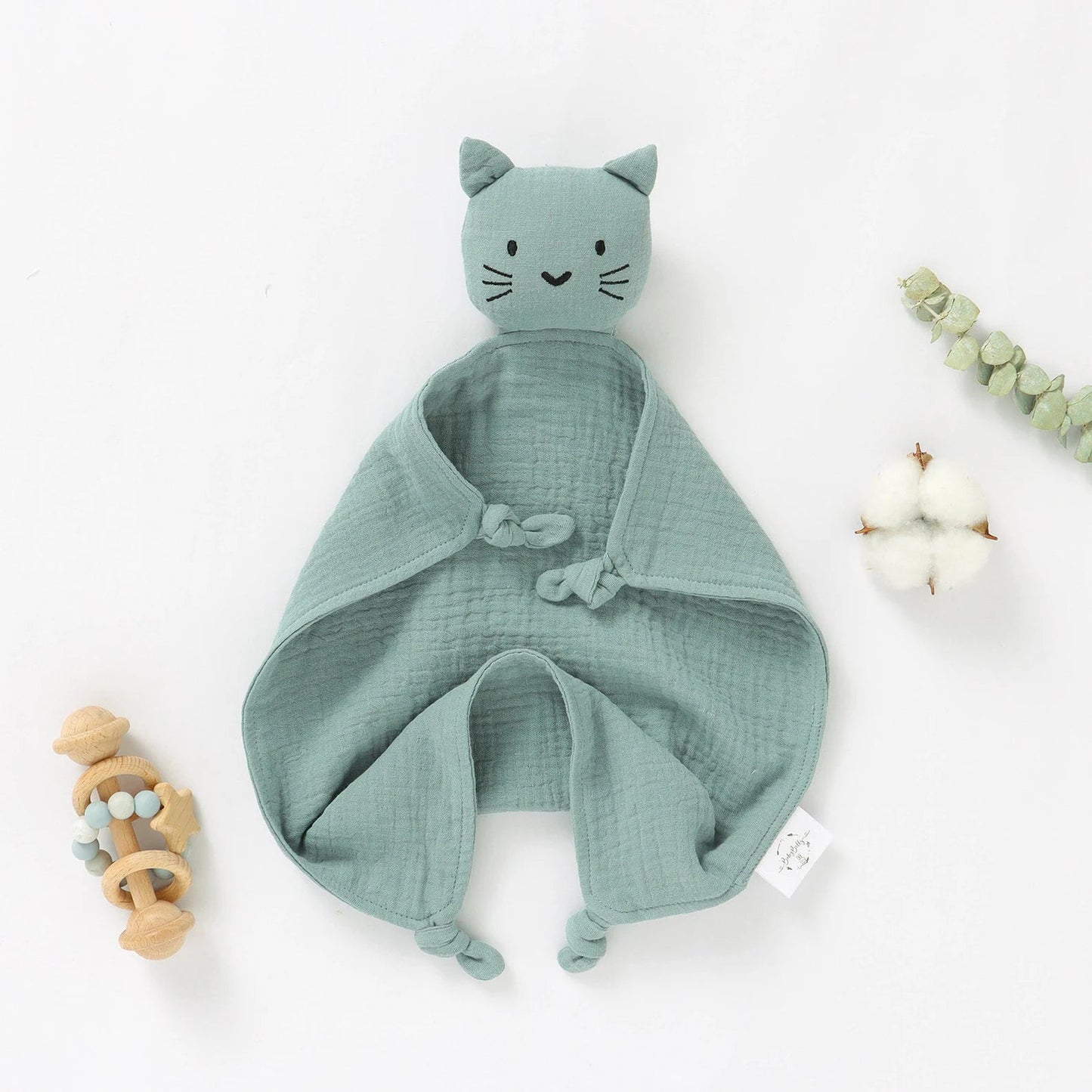 Doudou chat vert en tissu mousseline, hochet en bois.