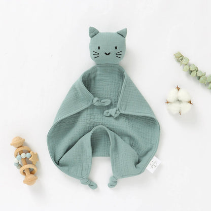 Doudou chat vert en tissu mousseline, hochet en bois.