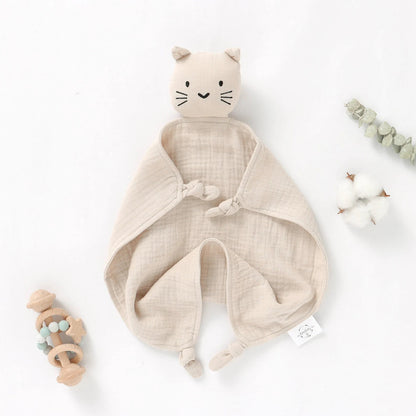 Doudou chat beige en tissu mousseline, hochet en bois.