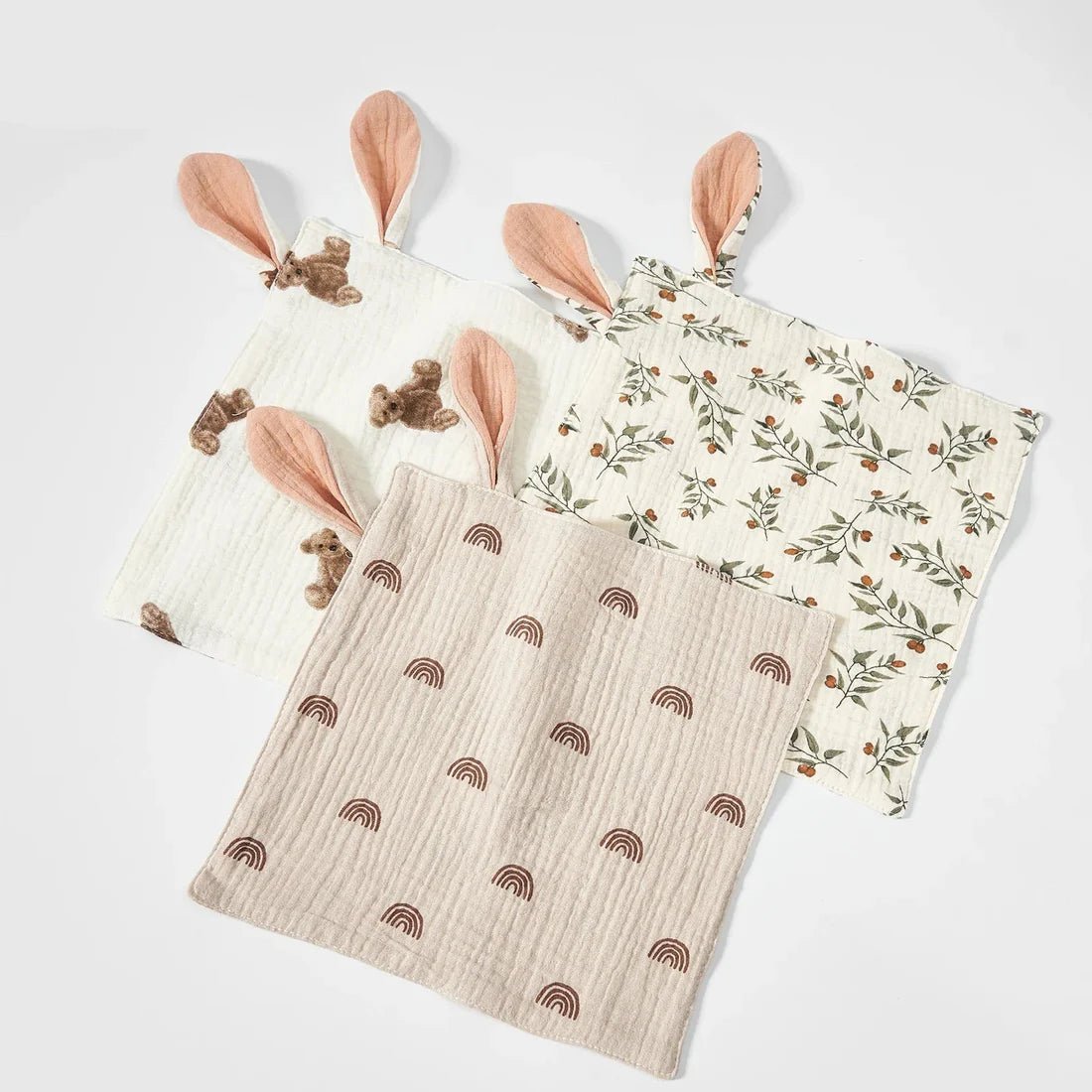 trois Doudous lapin beige motif arc-en-ciel, ourson et flora coton bébé