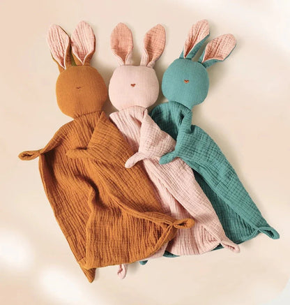 trois Doudou Lapin  en mousseline avec petit cœur brodé, présenté à plat