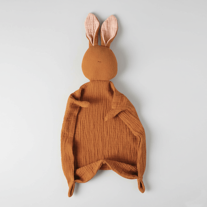 Doudou Lapin brun terre en mousseline avec longues oreilles, sur fond blanc uni