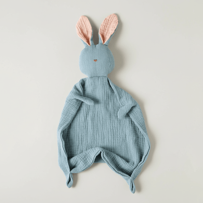 Doudou Lapin bleu pastel en mousseline, oreilles roses, sur fond clair
