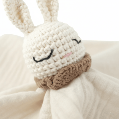 Doudou Lapin En Crochet fait main détail visage souriant doux et moderne 