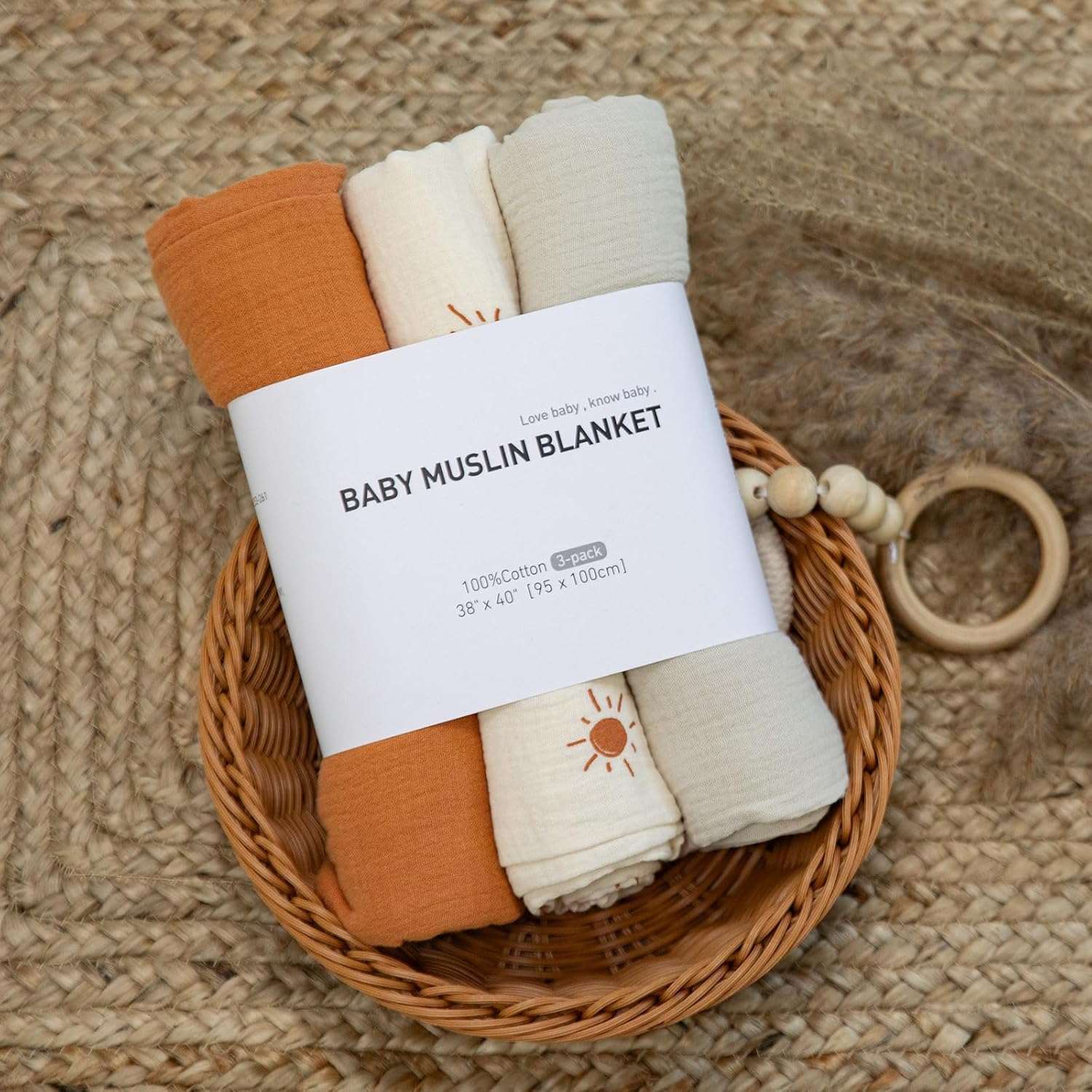 Paquet de trois langes dans panier. Couleurs : terracotta, crème uni, soleil. Style bohème