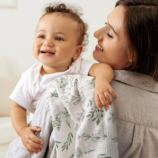 maman souriant avec nouveau-né. Mère allaite,  Ambiance chaleureuse