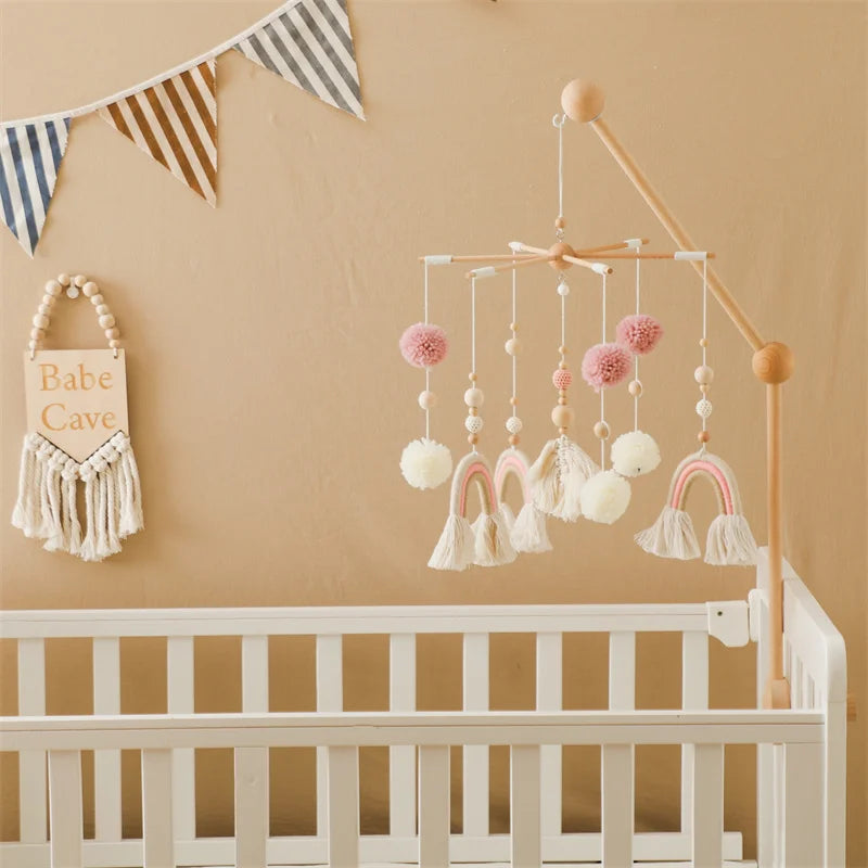 mobile de lit bébé rose en bois naturel