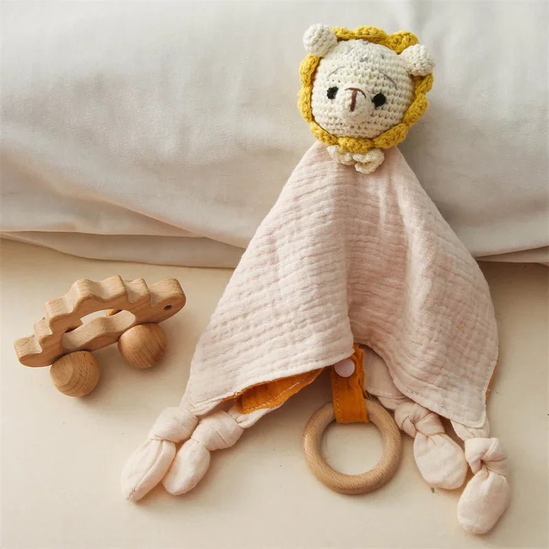 Peluche Doudou Bébé lion crochet, coton doux, anneau bois dentition, compagnon éveil et sommeil.