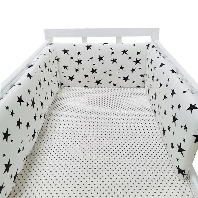 Tour de lit bébé blanc noir
 style scandinave, motif étoiles nordiques, design minimaliste et tendance