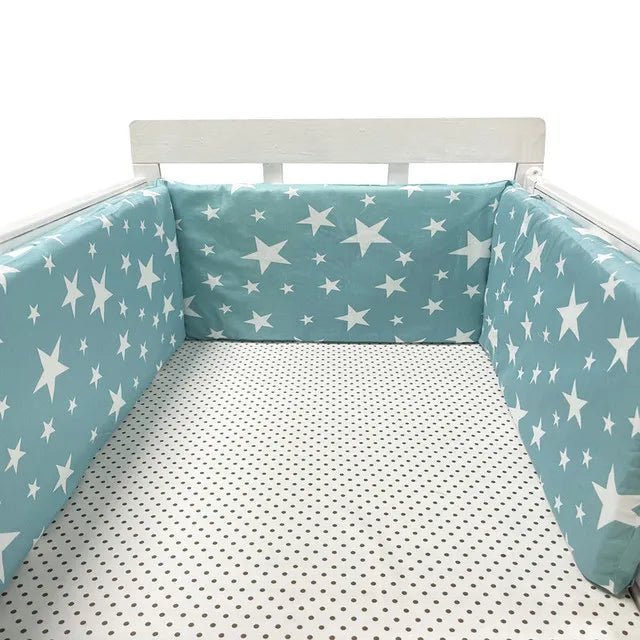Tour de lit bébé Bleu style scandinave, motif étoiles nordiques, design minimaliste et tendance