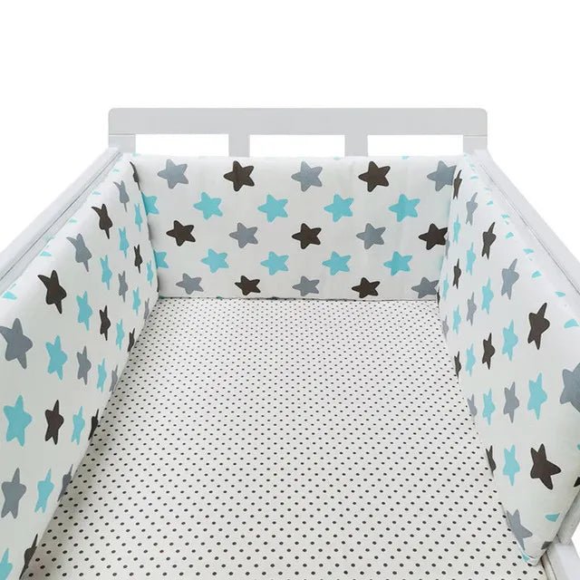 Tour de lit bébé blanc bleu
 style scandinave, motif étoiles nordiques, design minimaliste et tendance