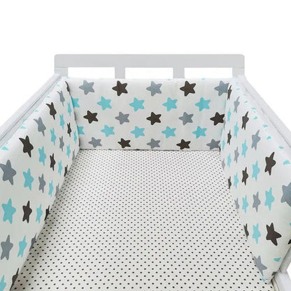 Tour de lit bébé blanc bleu
 style scandinave, motif étoiles nordiques, design minimaliste et tendance