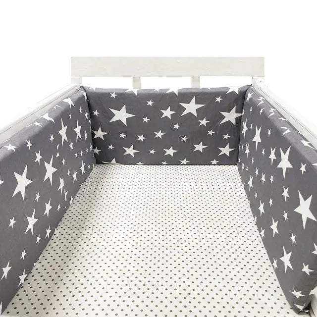 Tour de lit bébé  Gris style scandinave, motif étoiles nordiques, design minimaliste et tendance