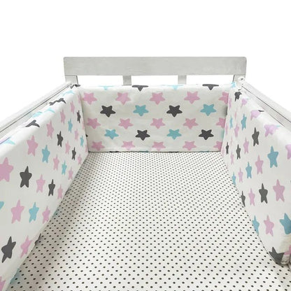 Tour de lit bébé blanc rose style scandinave, motif étoiles nordiques, design minimaliste et tendance
