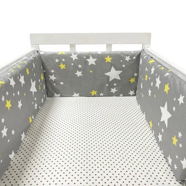Tour de lit bébé gris jaune
 style scandinave, motif étoiles nordiques, design minimaliste et tendance