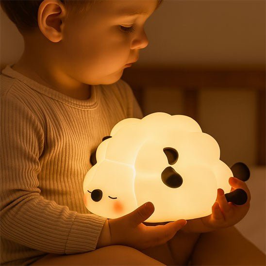 veilleuse bébé mouton en silicone doux dans mains de garcon