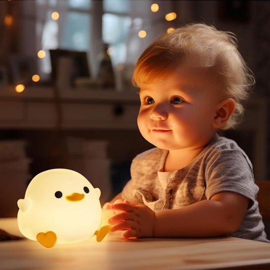  veilleuse bébé canard dans  petites mains beau bébé.
